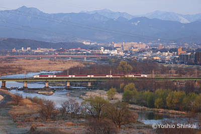 中央線と多摩川.jpg