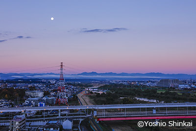 月と多摩川の朝.jpg